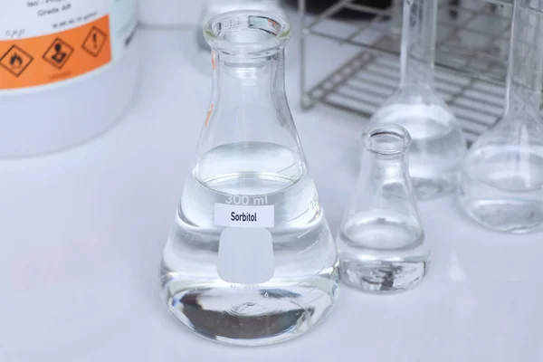 Σορβιτόλη Περιέκτη Χημική Ανάλυση Εργαστήριο Χημικές Πρώτες Ύλες Στη Βιομηχανία — Φωτογραφία Αρχείου