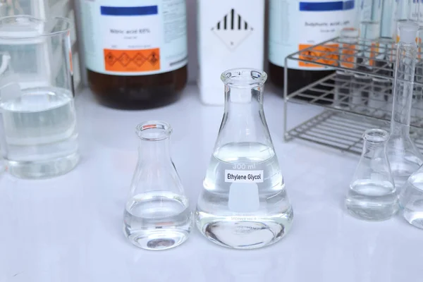 容器中的乙二醇 实验室中的化学分析 工业中的化学原料 — 图库照片