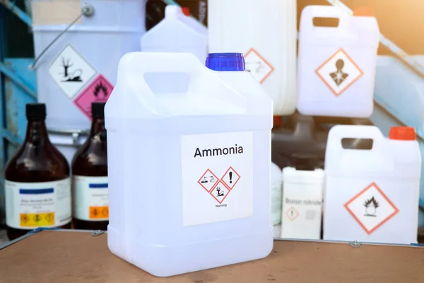 Plastik şişede amonyak, laboratuarda ve endüstride kimyasallar.