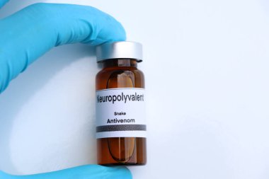 Nöro çokdeğerlilik, şişedeki yılan panzehiri yılan ısırığından korunmak için serum, laboratuvar geçmişi. 