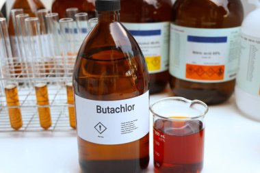 Camdaki Butachlor, tarım ve laboratuvar deneylerinde yabani otları kontrol etmek için Herbicides kullanılır.