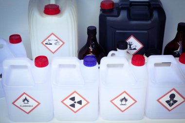 Kimyasal konteynır üzerindeki kimyasal tehlike, endüstriyel ve laboratuardaki kimyasal tehlike için uyarı sembolü 