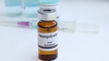 Nöro çokdeğerlilik, şişedeki yılan panzehiri yılan ısırığından korunmak için serum, laboratuvar geçmişi. 