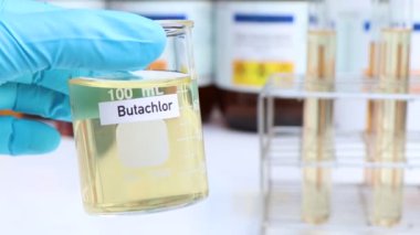 Camdaki Butachlor, tarım ve laboratuvar deneylerinde yabani otları kontrol etmek için Herbicides kullanılır.