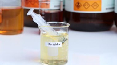 Camdaki Butachlor, tarım ve laboratuvar deneylerinde yabani otları kontrol etmek için Herbicides kullanılır.