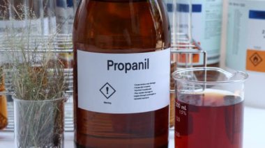 Camdaki propanil, tarım ve laboratuvar deneylerindeki yabani otları kontrol etmek için bitki öldürücüler kullanılır.