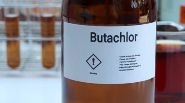 Camdaki Butachlor, tarım ve laboratuvar deneylerinde yabani otları kontrol etmek için Herbicides kullanılır.