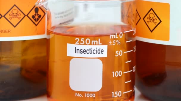 殺虫剤は 昆虫の繁殖を殺したり 排除したり 減らしたりするために使用される物質です 実験室で使用される殺虫剤 — ストック動画