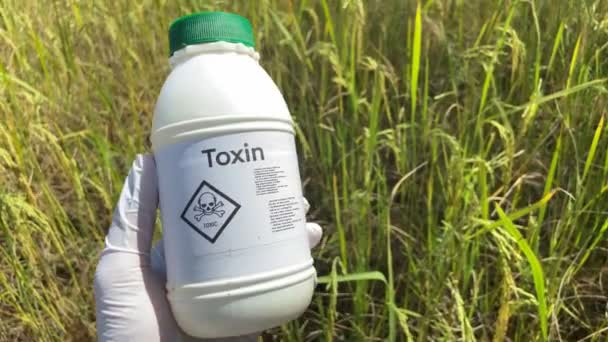 化学容器上的有毒符号和自然界的背景危险化学品破坏环境 — 图库视频影像