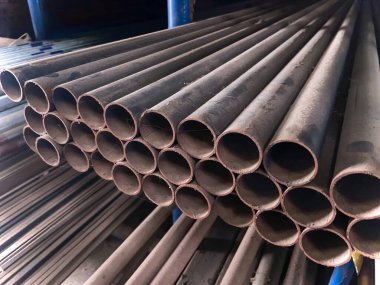 İnşaat endüstrisinde çelik kullanılır, eski çelik ve pas.