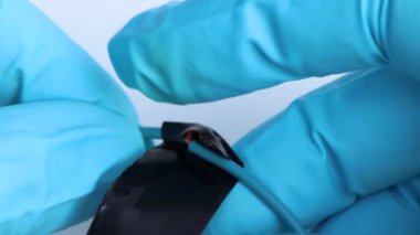 Bir elektrikçi elektrik sızıntısı bandı, bakım ve bilgi kullanarak elektrik kablolarını bağlar