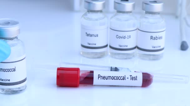 Pneumokokkenvaccin Een Injectieflacon Immunisatie Behandeling Van Infectie Wetenschappelijk Experiment — Stockvideo