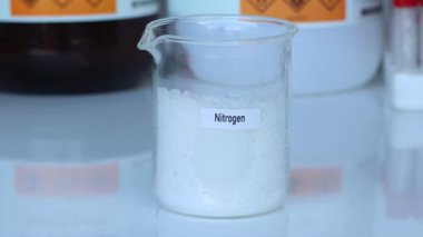 Nitrojen gübresi, tarım ve bilimsel deney için kimyasal gübrelerle yapılan deneyler.