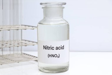 Konteynırlarda nitrik asit, tehlikeli kimyasallar ve hammadde, endüstride veya laboratuvarda kimyasal madde