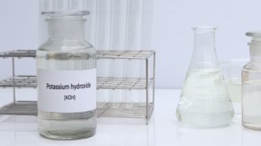 Konteynırlardaki potasyum hidroksit, tehlikeli kimyasallar ve hammadde, endüstride veya laboratuvarda kimyasal madde