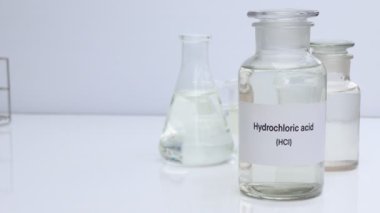 Konteynırlarda hidroklorik asit, tehlikeli kimyasallar ve hammadde, endüstride veya laboratuvarda kimyasal madde