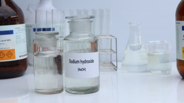 Υδροξείδιο Του Νατρίου Περιέκτες Επικίνδυνες Χημικές Ουσίες Και Πρώτες Ύλες — Αρχείο Βίντεο