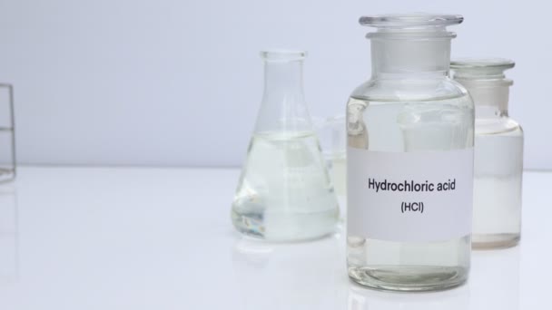 Konteynırlarda Hidroklorik Asit Tehlikeli Kimyasallar Hammadde Endüstride Veya Laboratuvarda Kimyasal — Stok video