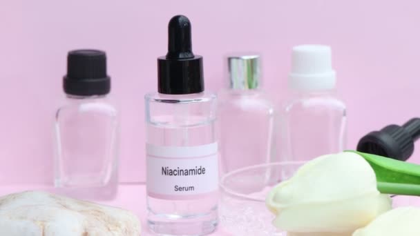 Niacinamid Der Flasche Wirkstoffe Zur Behandlung Oder Medizinischen Schönheitsverbesserung Schönheitsprodukt — Stockvideo