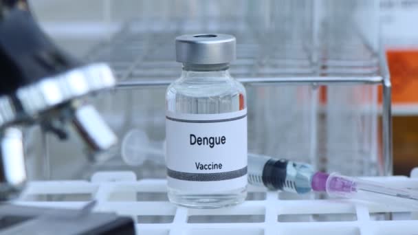 Denguevaccin Een Injectieflacon Immunisatie Behandeling Van Infectie Wetenschappelijk Experiment — Stockvideo