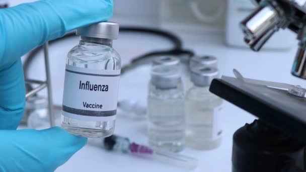 Griepvaccin Een Injectieflacon Immunisatie Behandeling Van Infectie Wetenschappelijk Experiment — Stockvideo