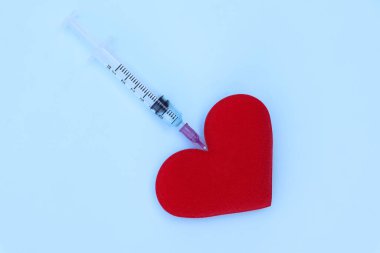 Aşk ve sağlık kavramına sahip kırmızı bez kalp.