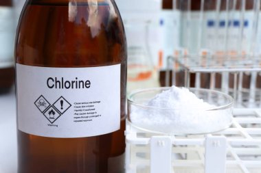 Kimyasal konteynırda klor, laboratuvarda ve endüstride kimyasallar üretim ve analizde kullanılan hammaddeler.