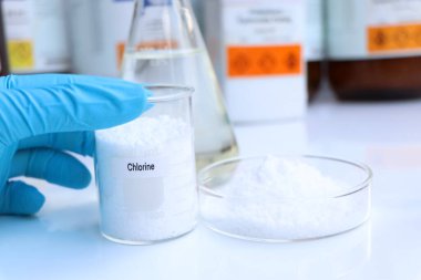 Kimyasal konteynırda klor, laboratuvarda ve endüstride kimyasallar üretim ve analizde kullanılan hammaddeler.