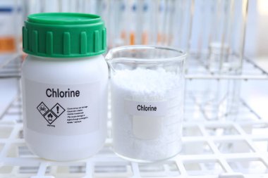 Kimyasal konteynırda klor, laboratuvarda ve endüstride kimyasallar üretim ve analizde kullanılan hammaddeler.