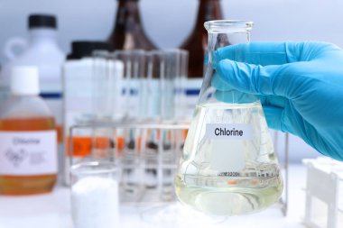 Kimyasal konteynırda klor, laboratuvarda ve endüstride kimyasallar üretim ve analizde kullanılan hammaddeler.