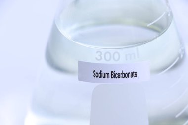 Kimyasal konteynırda sodyum bikarbonat, laboratuvarda ve sanayide kimyasal, üretim ve analizde kullanılan ham maddeler