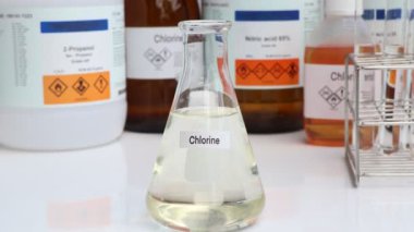 Kimyasal konteynırda klor, laboratuvarda ve endüstride kimyasallar üretim ve analizde kullanılan hammaddeler.