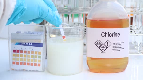 化学容器の塩素 Phテスト 実験室および企業の化学薬品 生産または分析で使用される原料 — ストック動画