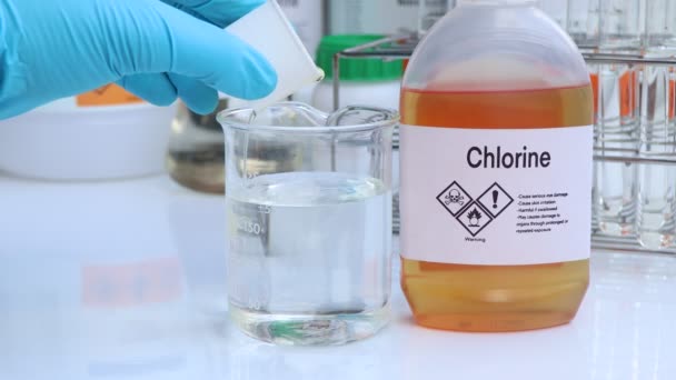 化学容器の塩素 実験室および企業の化学薬品 生産または分析で使用される原料 — ストック動画