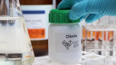 Kimyasal konteynırda klor, laboratuvarda ve endüstride kimyasallar üretim ve analizde kullanılan hammaddeler.