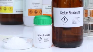 Kimyasal konteynırda sodyum bikarbonat, laboratuvarda ve sanayide kimyasal, üretim ve analizde kullanılan ham maddeler