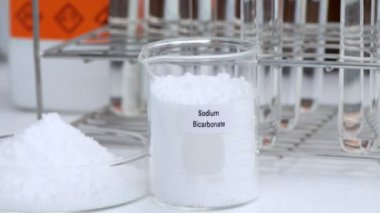 Kimyasal konteynırda sodyum bikarbonat, laboratuvarda ve sanayide kimyasal, üretim ve analizde kullanılan ham maddeler