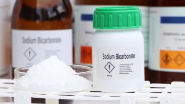 Kimyasal konteynırda sodyum bikarbonat, laboratuvarda ve sanayide kimyasal, üretim ve analizde kullanılan ham maddeler