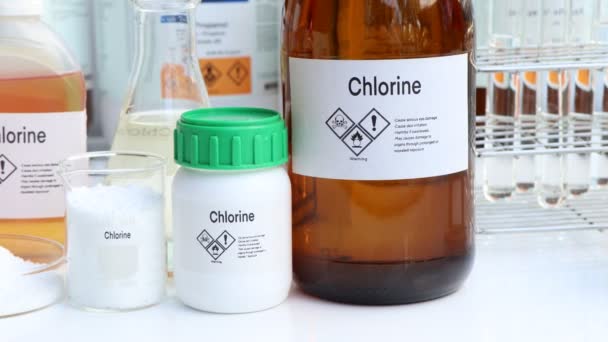 化学容器中的氯 实验室和工业中的化学品 生产或分析中使用的原材料 — 图库视频影像