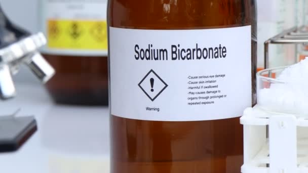 Natriumbicarbonaat Chemische Recipiënt Chemische Stof Laboratorium Industrie Grondstoffen Voor Productie — Stockvideo