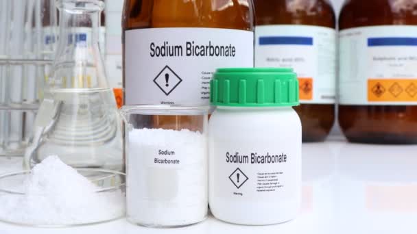化学容器のナトリウムの炭酸塩 実験室および企業の化学薬品 生産または分析で使用される原料 — ストック動画
