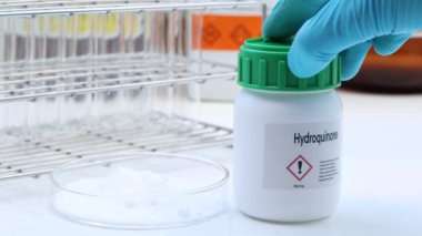 Kimyasal konteynırda hidrokinon, laboratuvarda ve endüstride kimyasal, üretim ve analizde kullanılan ham maddeler.