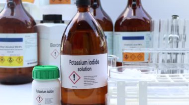 Kimyasal konteynırda potasyum iyodür, laboratuvarda ve sanayide kimyasal madde, üretim ve analizde kullanılan ham madde.