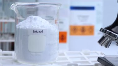Kimyasal konteynırda borik asit, laboratuvarda ve sanayide kimyasal, üretim ve analizde kullanılan ham maddeler.