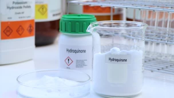 化学容器のハイドロキノン 実験室および企業の化学薬品 生産または分析で使用される原料 — ストック動画