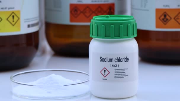 化学容器の塩化ナトリウム 実験室および企業の化学薬品 生産または分析で使用される原料 — ストック動画