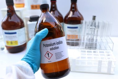 Kimyasal konteynırda potasyum iyodür, laboratuvarda ve sanayide kimyasal madde, üretim ve analizde kullanılan ham madde.