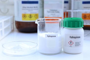 Kimyasal konteynırda hidrokinon, laboratuvarda ve endüstride kimyasal, üretim ve analizde kullanılan ham maddeler.