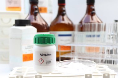 Kimyasal konteynırda hidrokinon, laboratuvarda ve endüstride kimyasal, üretim ve analizde kullanılan ham maddeler.