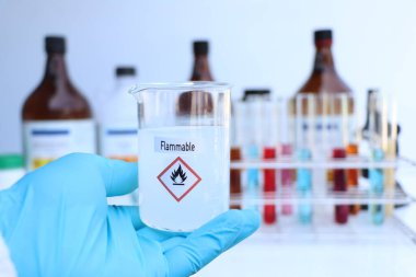 Test tüplerindeki kimyasalların yanıcı sembolleri, laboratuvardaki veya endüstrideki kimyasallar